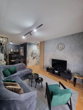 Marilyn Lux Apartment